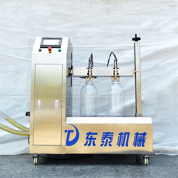 半自动花生油灌装机.jpg 半自动花生油灌装机.jpg